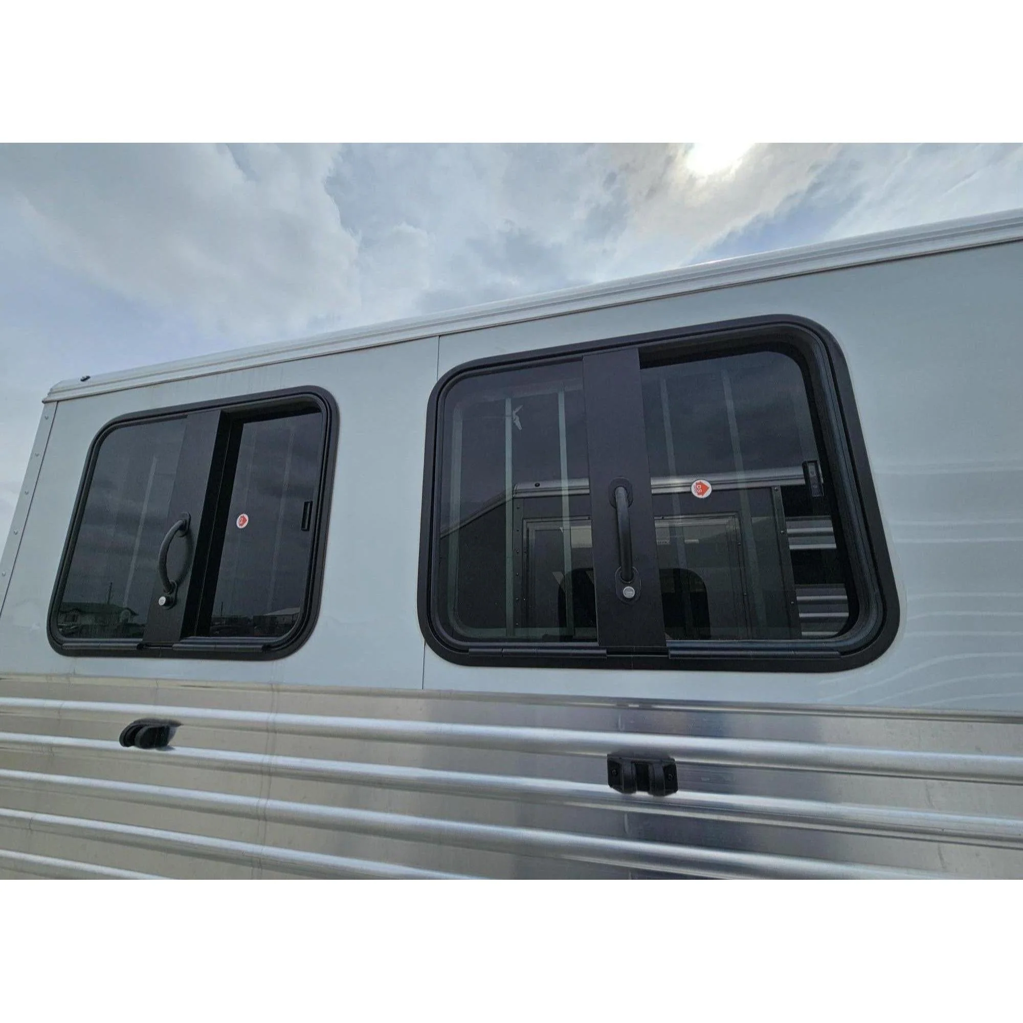 2024 High Country Colt Series Combo/Slant 2-Horse Lite (Wood Deck) - Image 9