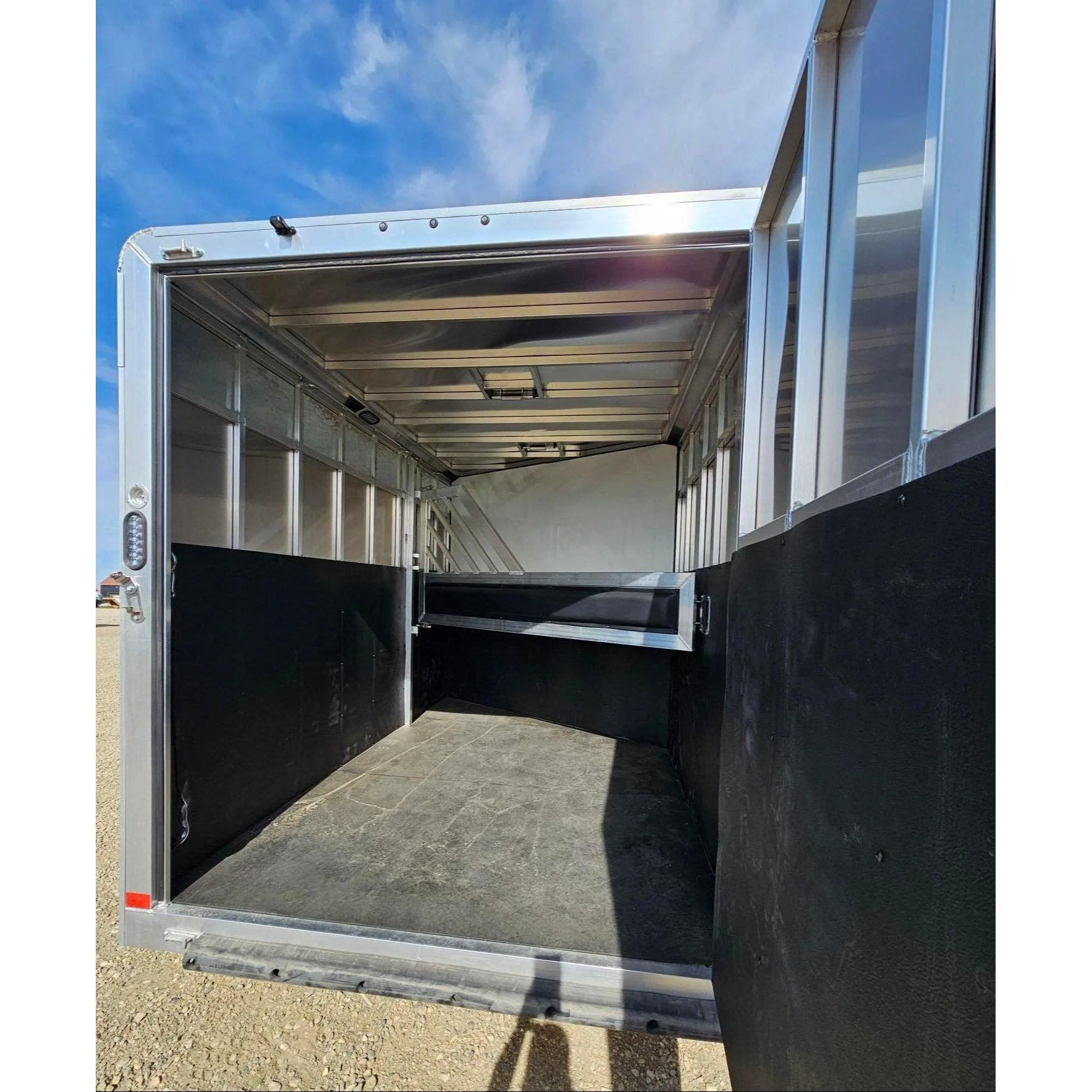 **RENTAL** 2025 High Country Colt Big Sky Series Combo/Slant 2-Horse (Wood Floor) - Image 6