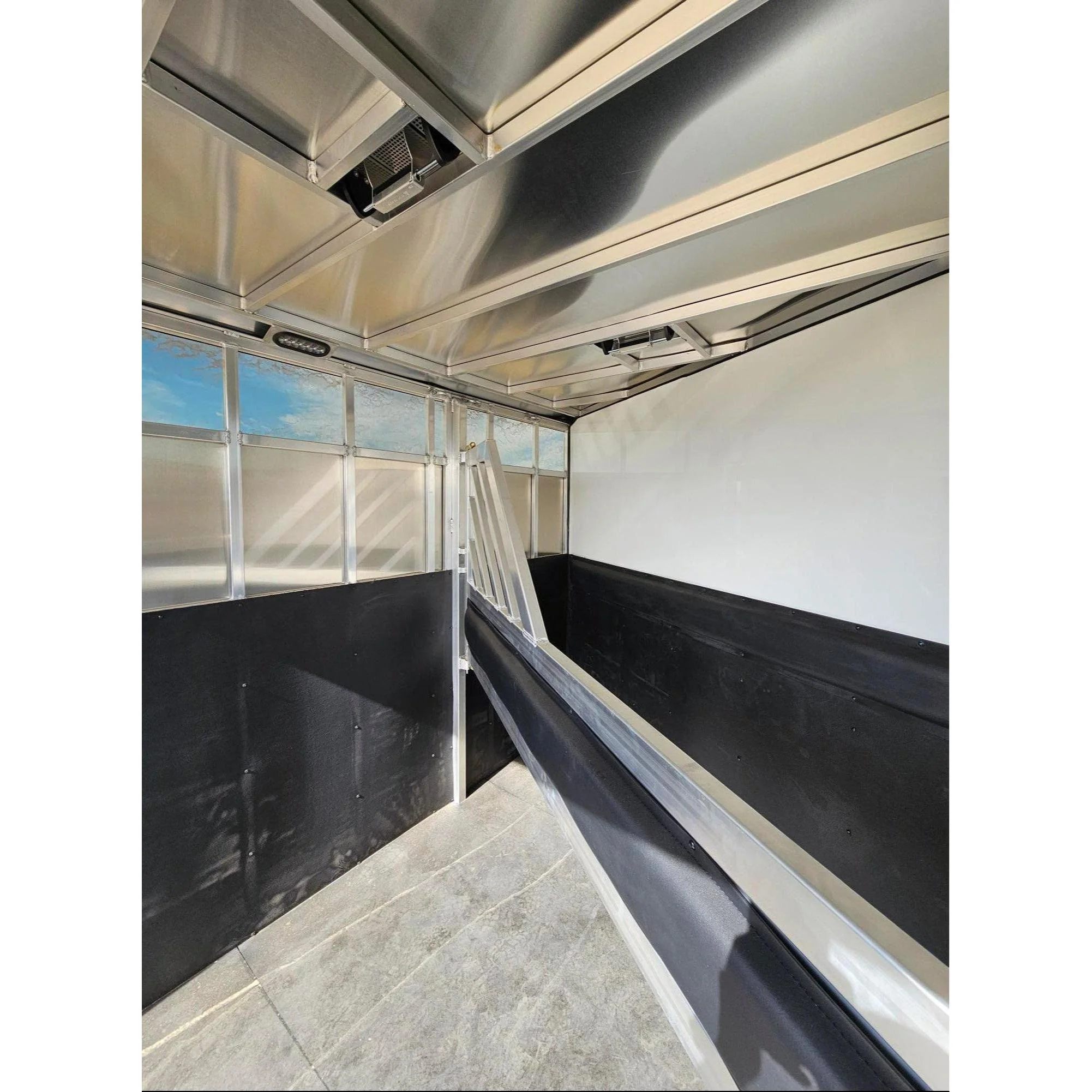 **RENTAL** 2025 High Country Colt Big Sky Series Combo/Slant 2-Horse (Wood Floor) - Image 7