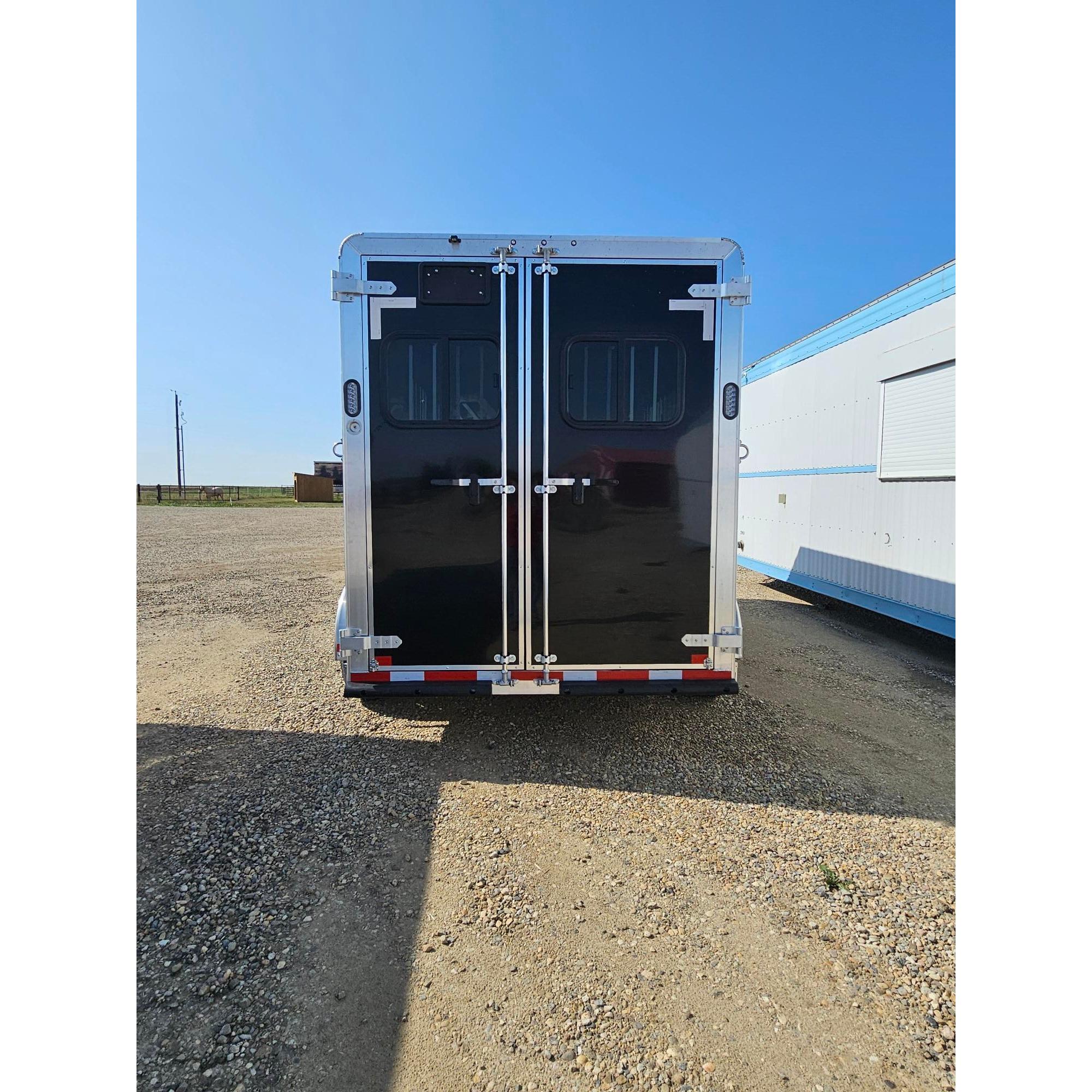 2025 High Country Strider Series Lite/ Slant 3-Horse Bumper Pull - Image 4
