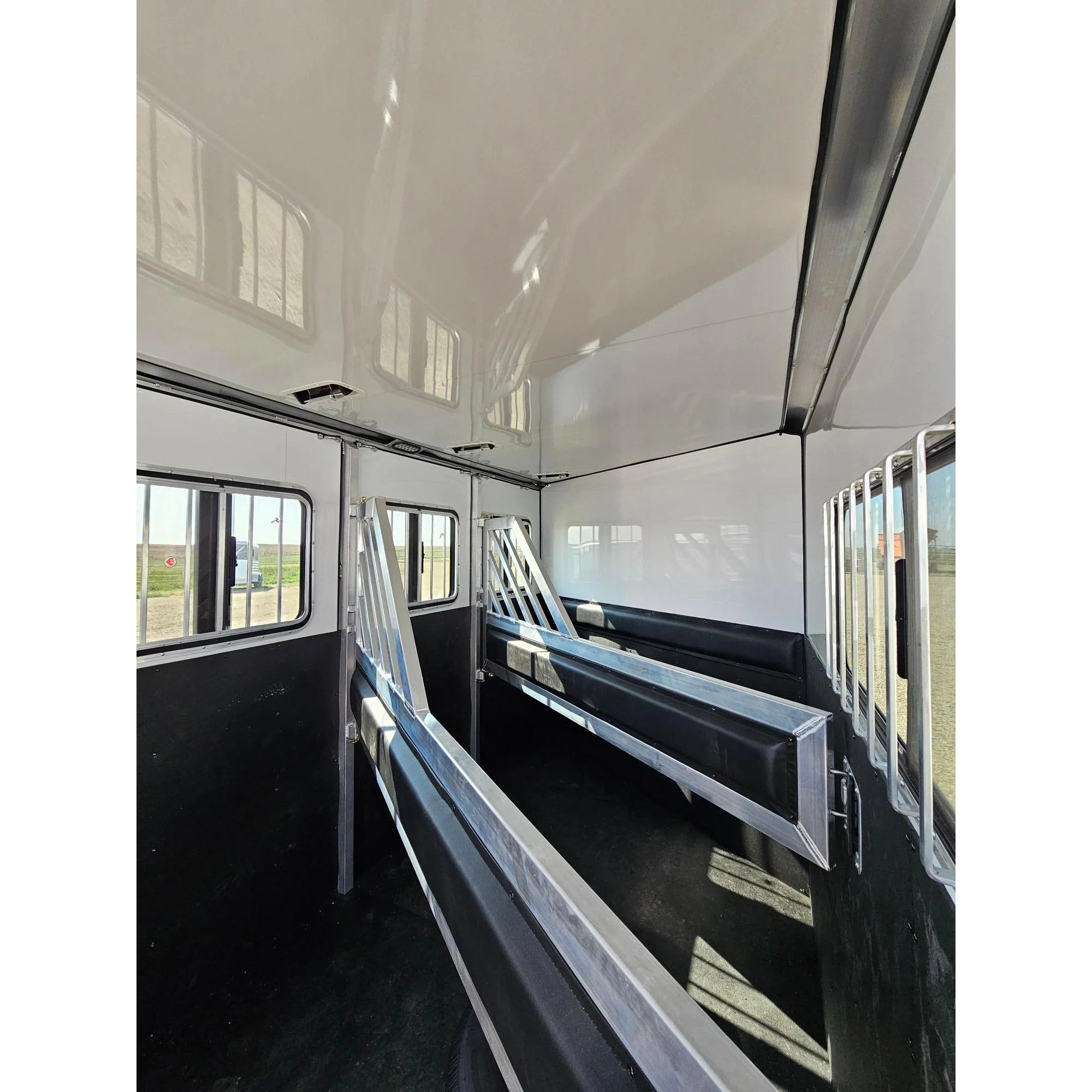 2025 High Country Strider Series Lite/ Slant 3-Horse Bumper Pull - Image 5