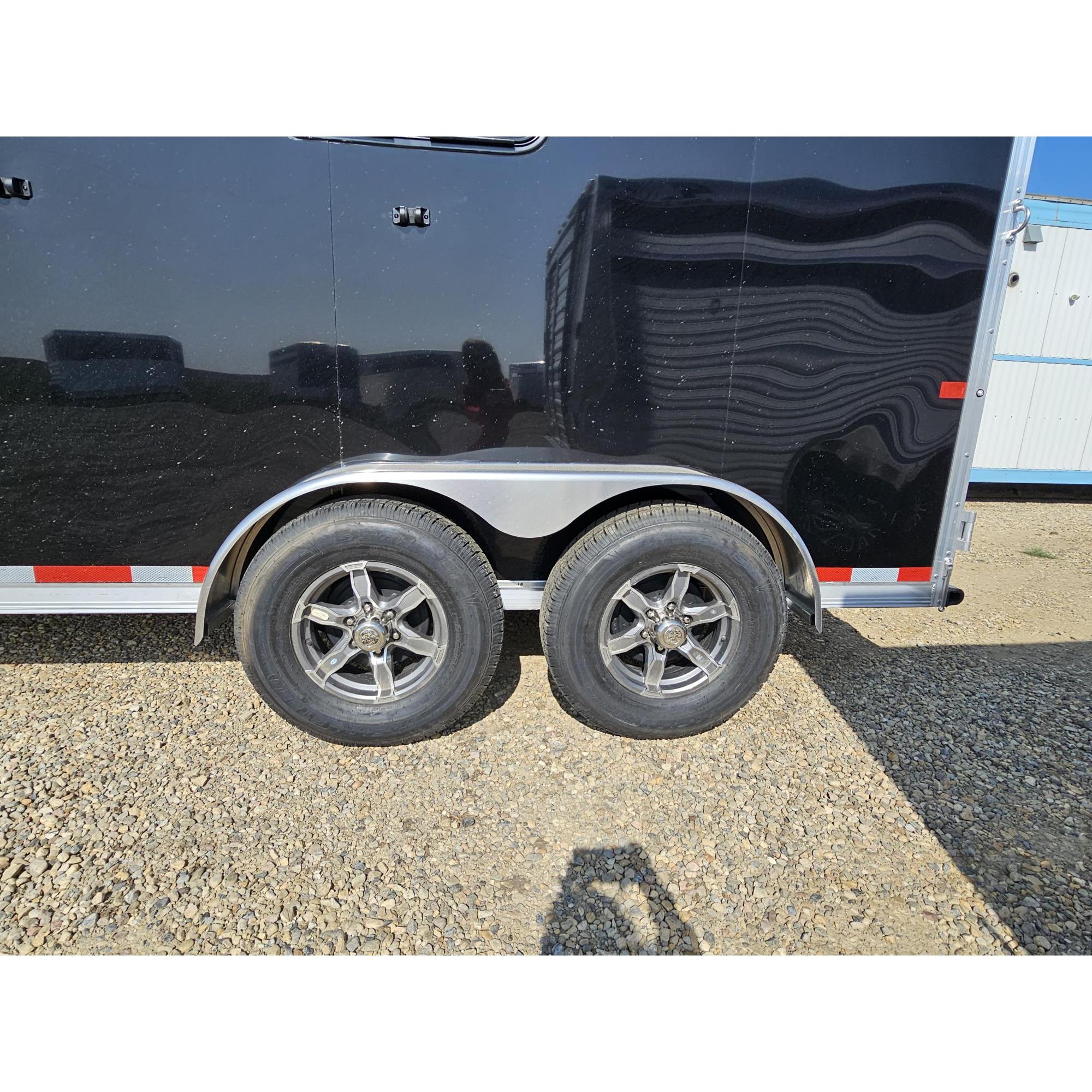 2025 High Country Strider Series Lite/ Slant 3-Horse Bumper Pull - Image 6