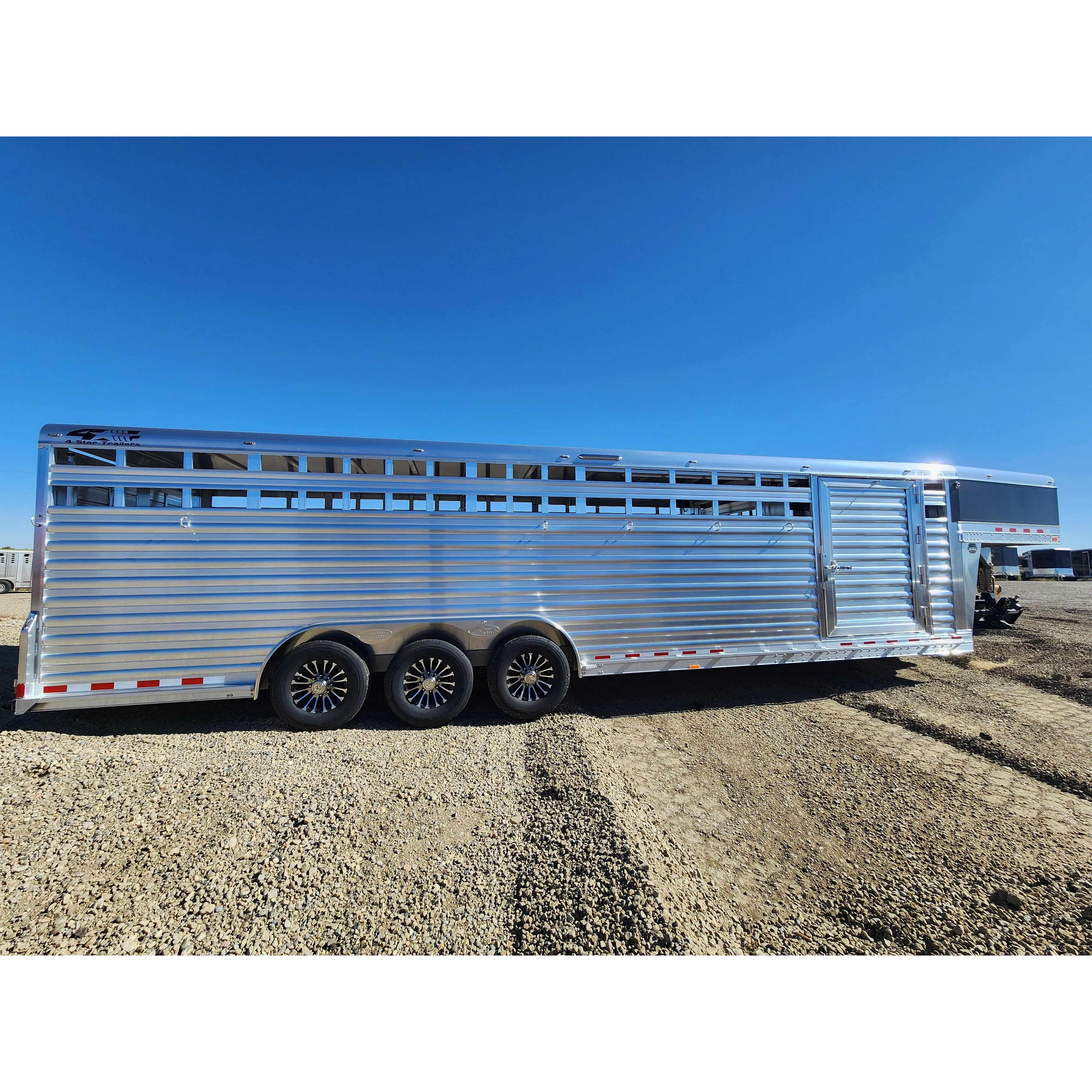 2026 4-STAR 30' Stock Trailer with Rolling Center Gate - Image 4