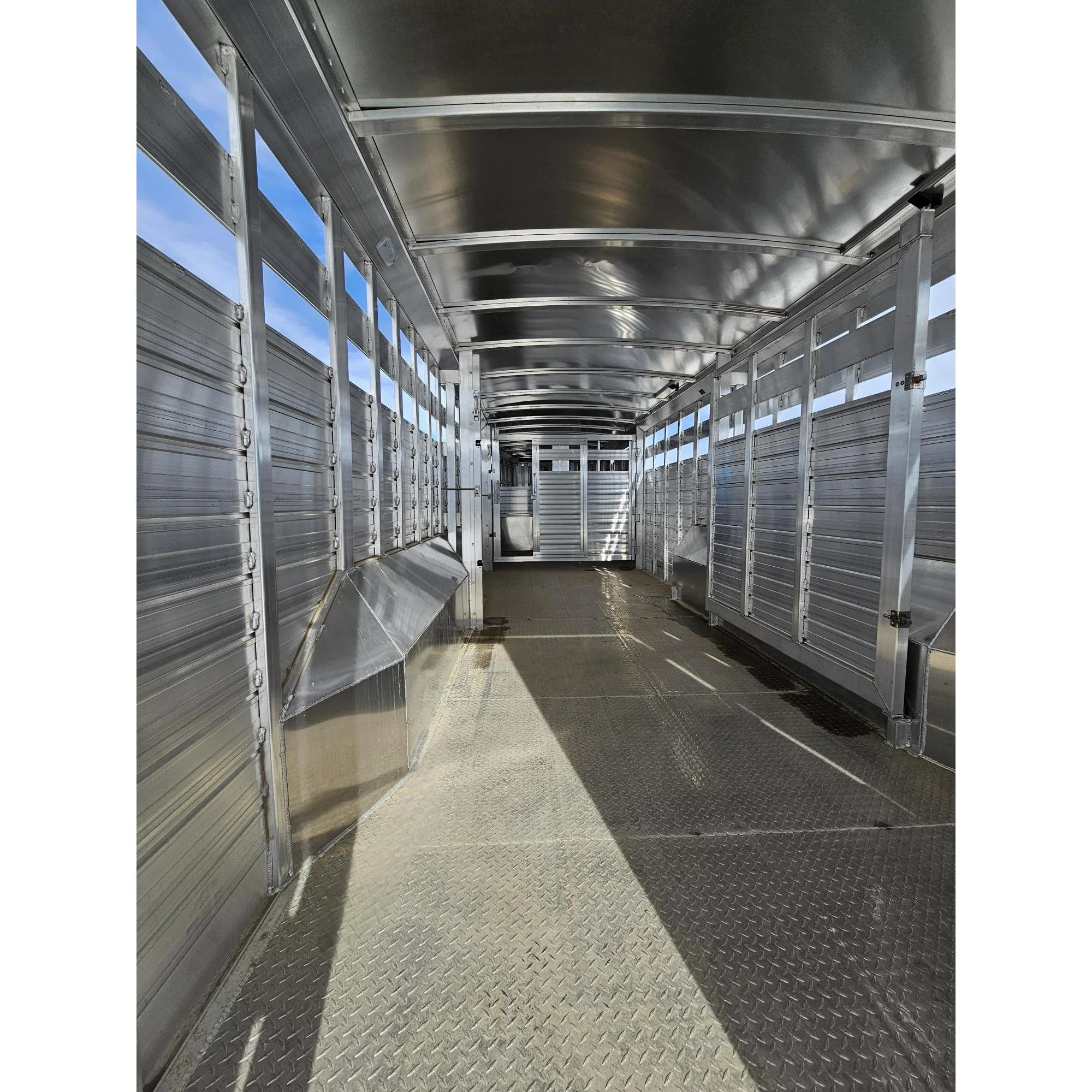 2026 4-Star 30'Stock Trailer w/ Slider in Center Gate - Image 10