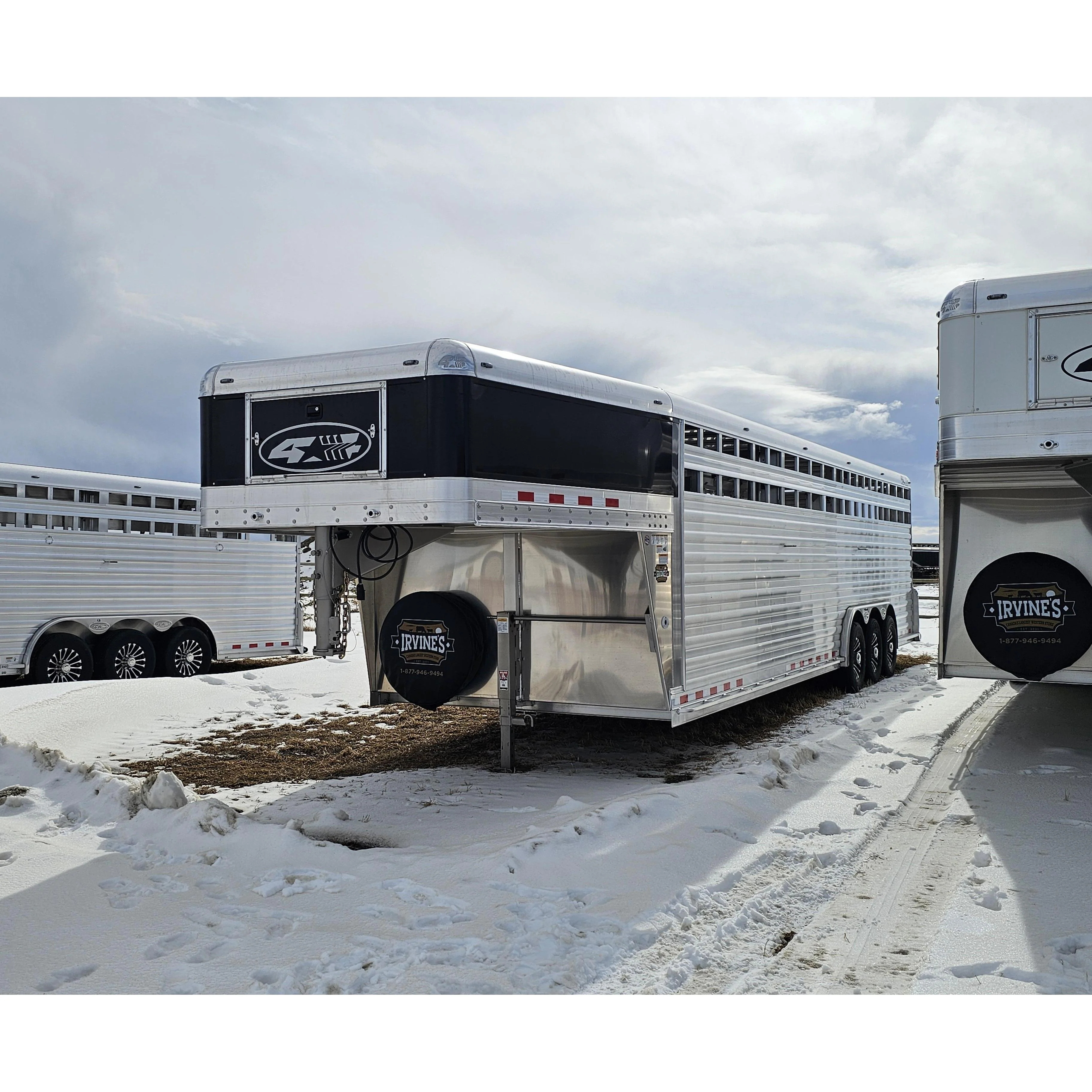 2026 4-Star 30'Stock Trailer w/ Slider in Center Gate - Image 3