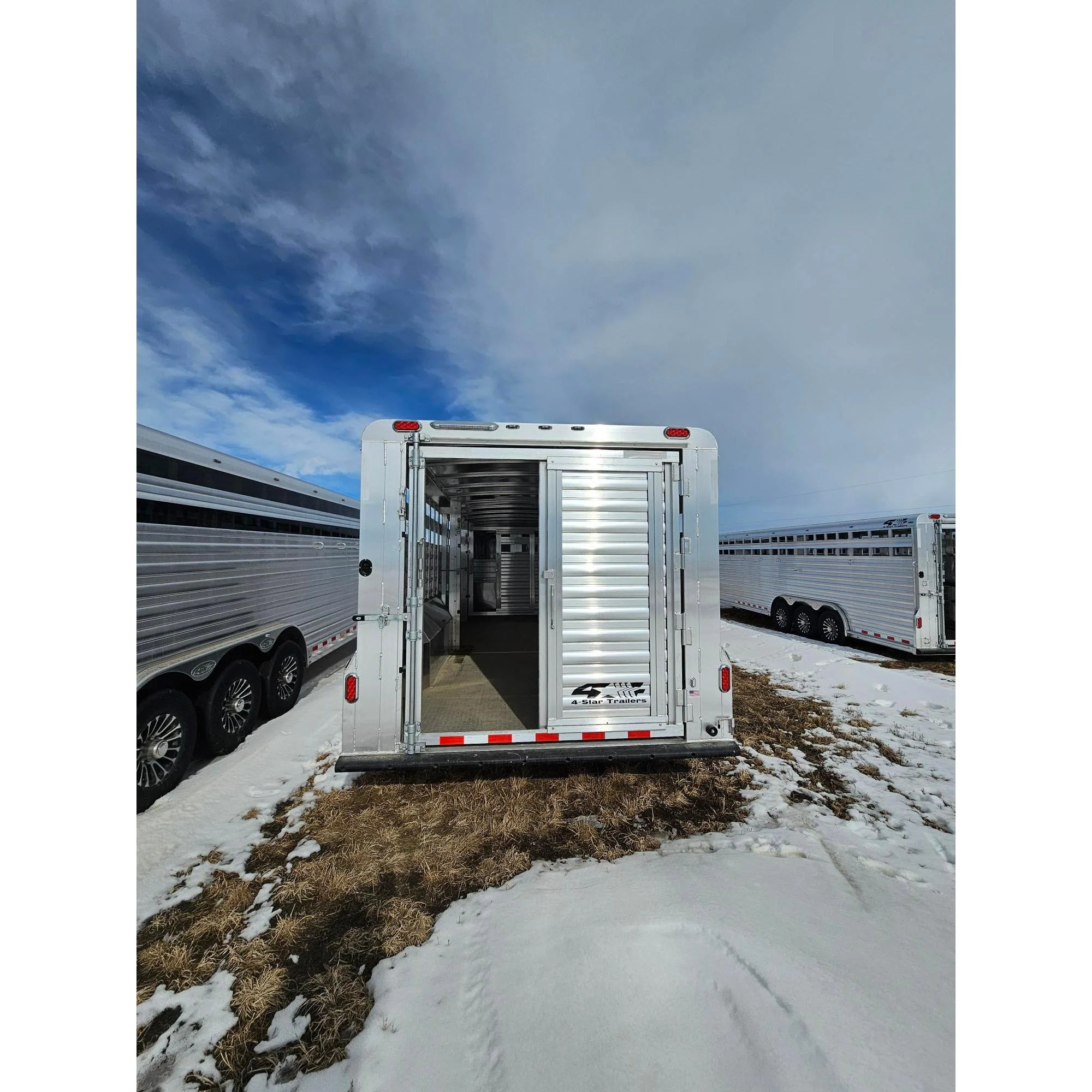 2026 4-Star 30'Stock Trailer w/ Slider in Center Gate - Image 8