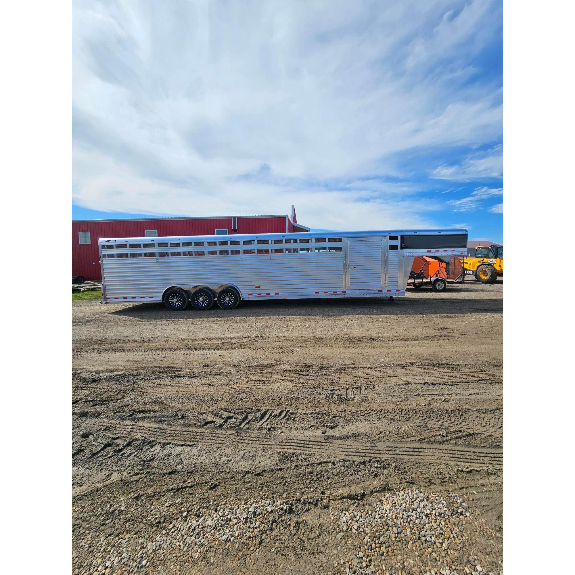 *Nearly New* 2026 4-Star 34' Stock Trailer - Image 5