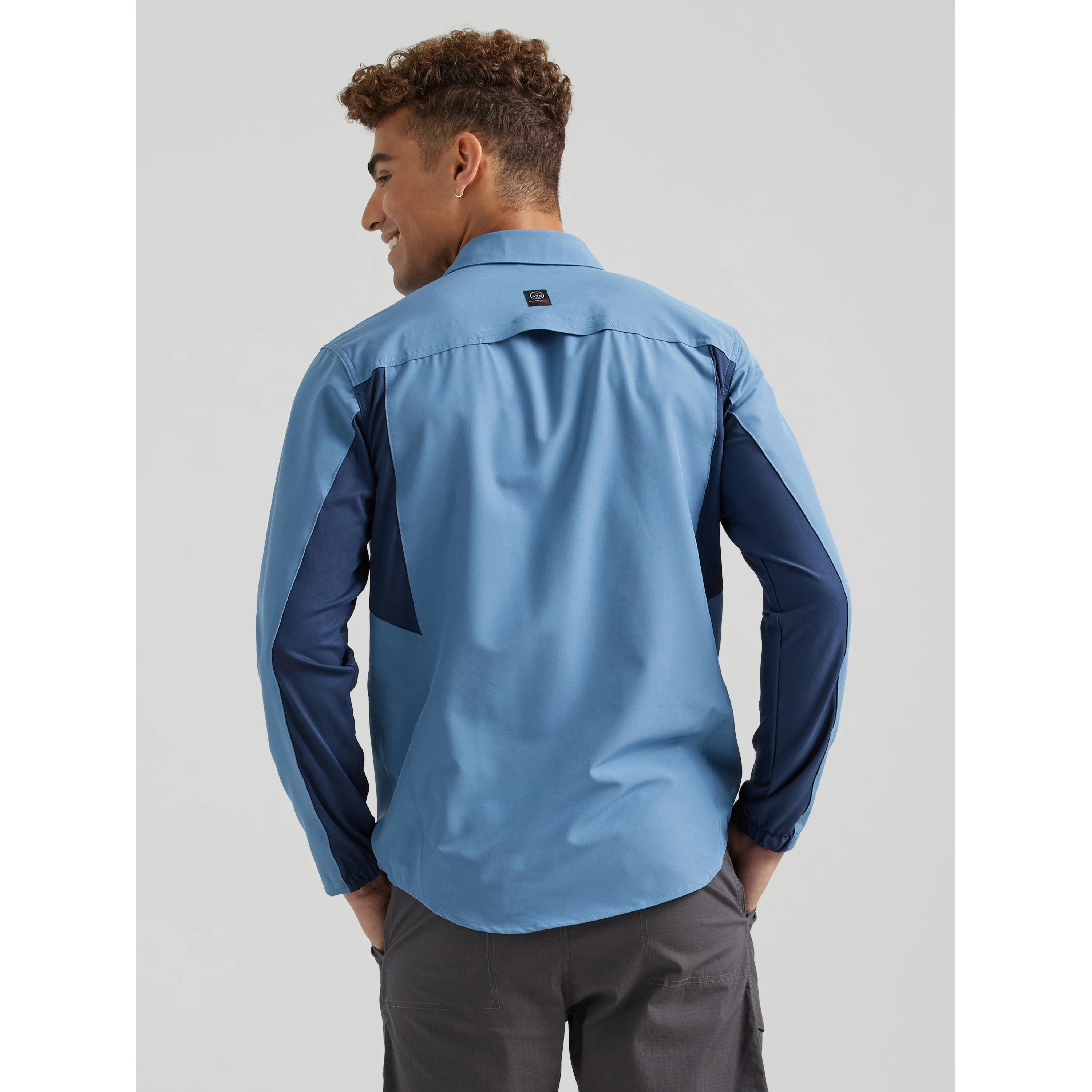 Wrangler Men's ATG Long Sleeve Valley Lake Shirt - Monument - Image 4