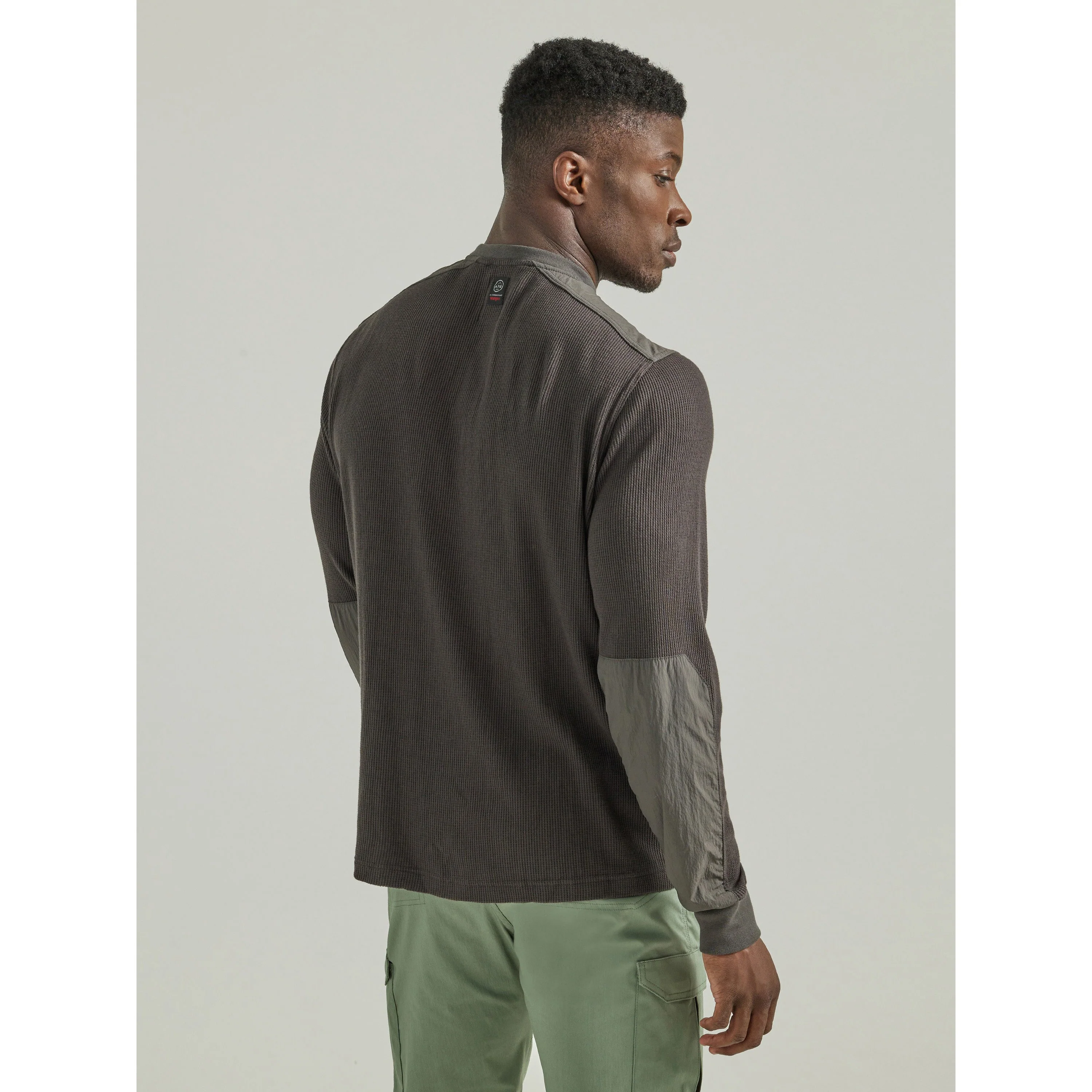 Wrangler Men's ATG Long Sleeve Henley Shirt - Raven Grey - Image 2